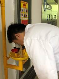 说明: D:\av解说
危化品相关\2020年学院消防演练\消防演练-发保卫处\av解说
消防演练&危险化学品事故应急预案\洗眼器的使用演练-2.jpg