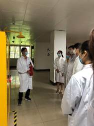 说明: D:\av解说
危化品相关\2020年学院消防演练\消防演练-发保卫处\av解说
消防演练&危险化学品事故应急预案\灭火器的使用演练-3.jpg